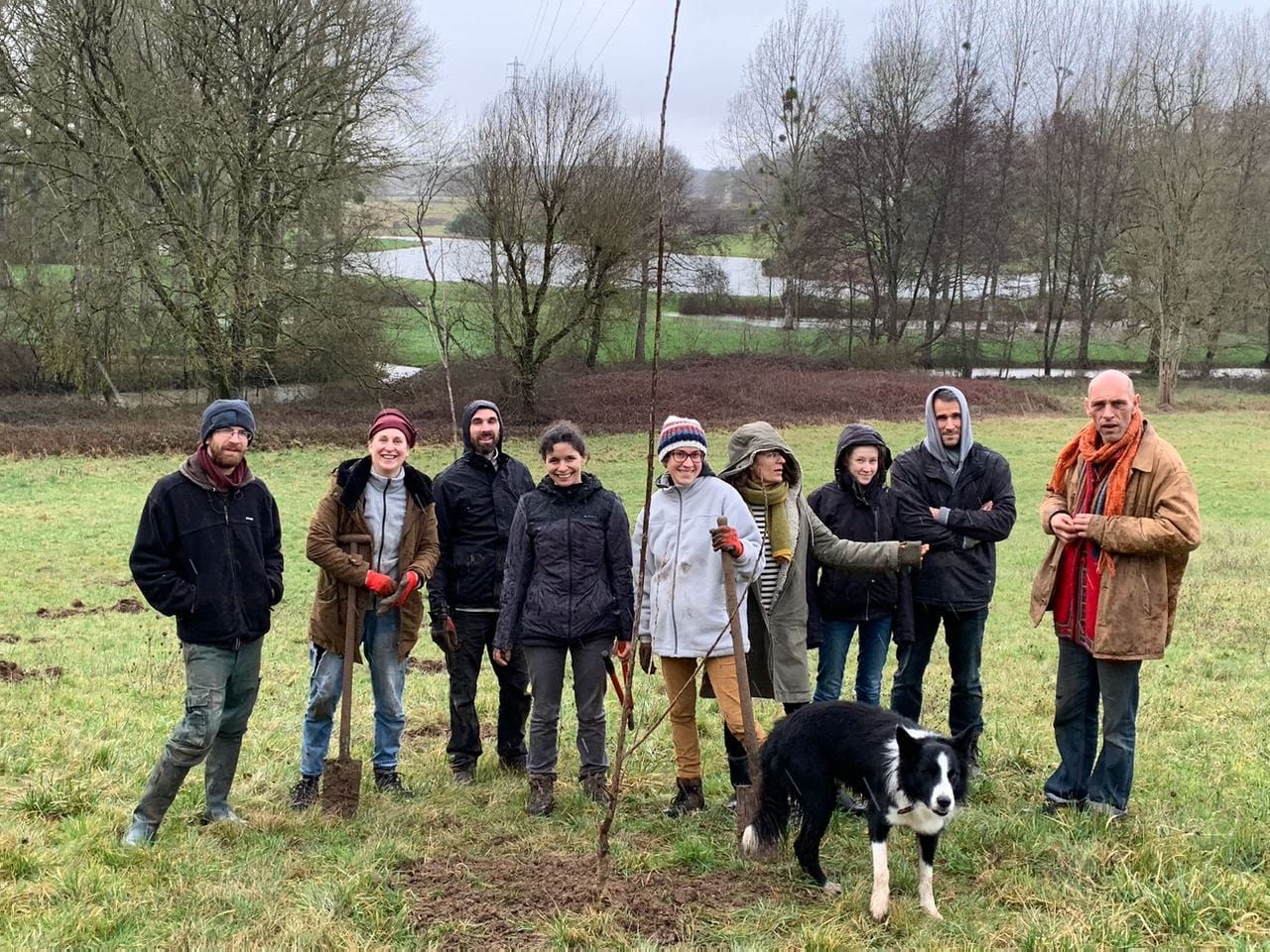 Photo d'un groupe d'une dizaine de personnes,en extérieur